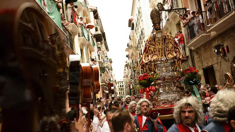 La procesión de San Fermín recorre las calles del Casco Antiguo. PABLO LASAOSA 19