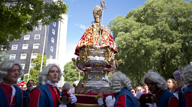 Miles de personas acompañan a San Fermín durante la procesión de 2016. MAITE H. MATEO (3)
