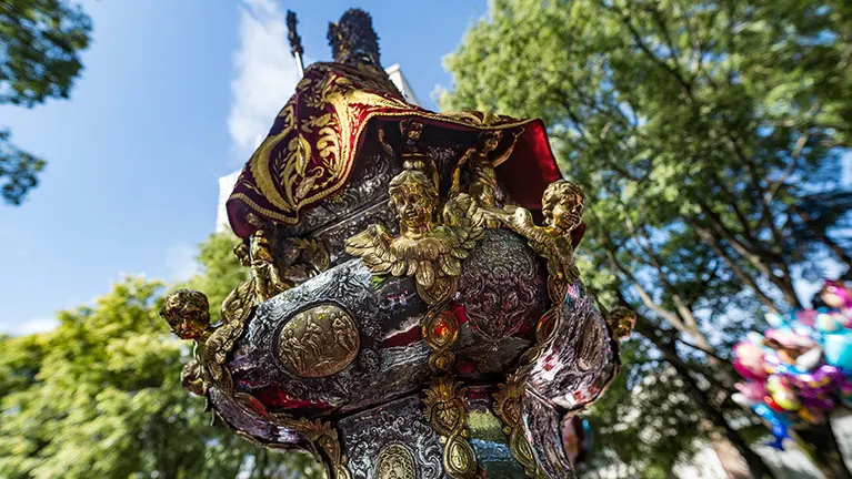Miles de personas acompañan a San Fermín durante la procesión del santo de 2016. DANI FERNÁNDEZ (10)