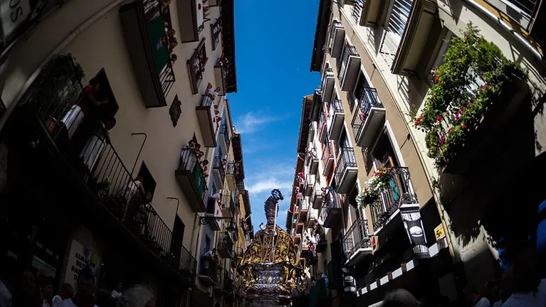 Miles de personas acompañan a San Fermín durante la procesión del santo de 2016. DANI FERNÁNDEZ (12)