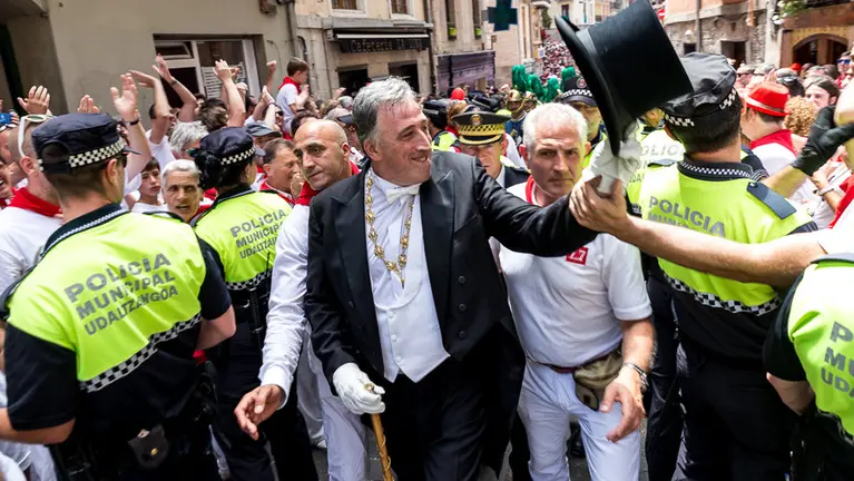 La procesión de San Fermín recorre las calles del Casco Antiguo. IÑIGO ALZUGARAY (1)