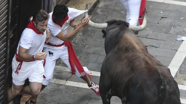 Los toros de Cebada Gago han protagonizado esta mañana un encierro muy peligroso. EFEJUAN PEDRO URDIROZ