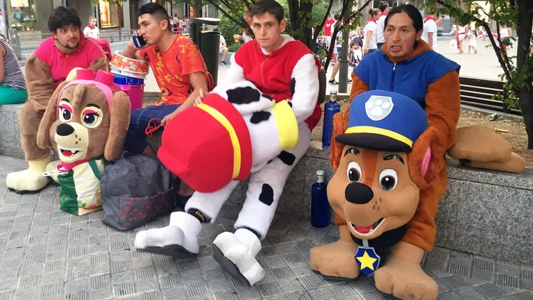 Un grupo llegado desde Madrid disfrazados para trabajar en San Fermín