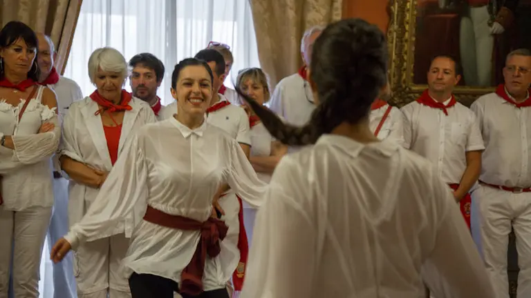 El Ayuntamiento de Pamplona recibe a Bayona en el Día de las Ciudades Hermanas. MAITE H. MATEO