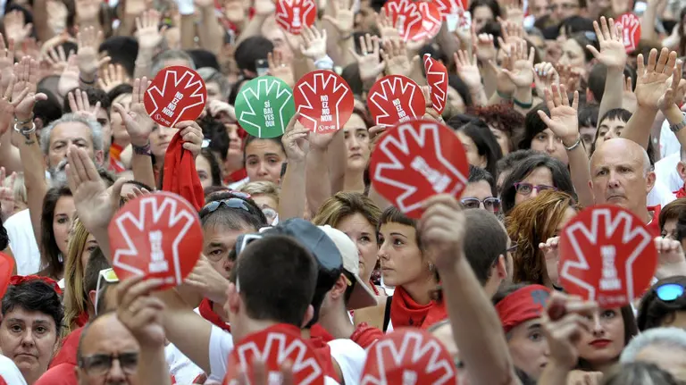 Miles de personas se concentran en la plaza del Ayuntamiento en repulsa a la última agresión sexual a una joven en Sanfermines. EFE / Villar López