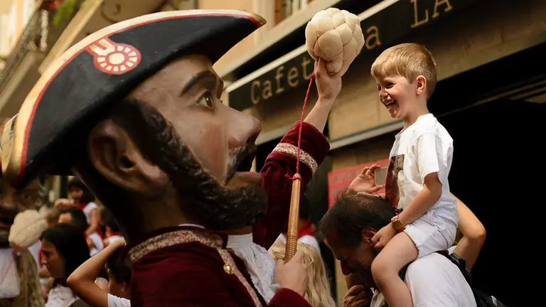 La Comparsa de Gigantes y Cabeuzos recorren el casco viejo de Pamplona el día 8 de julio. PABLO LASAOSA 15