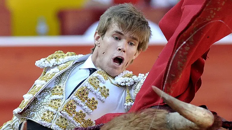 El torero sevillano Javier Jiménez durante la lidia a su primer toro de la tarde. EFE/Villar López