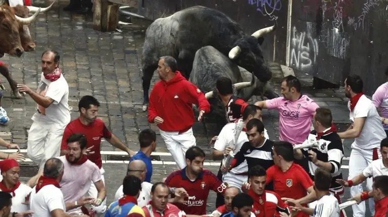 Dos toros de José Escolar caen en la curva de Mercaderes. EFEJavier Lizón