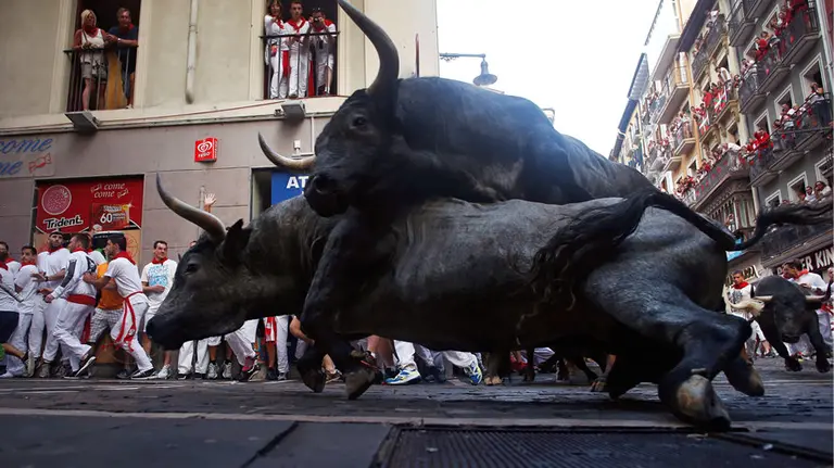 Los toros de José Escolar en la curva de Estafeta. REUTERS (9)