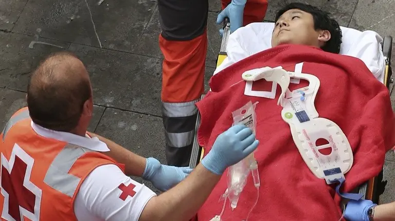 Un mozo de origen asiático es alcanzado por un toro de la ganadería y corneado en Santo Domingo. EFE  Juan Pedro Urdíroz.