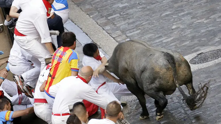 Encierro de los toros de José Escolar en los Sanfermines de 2016. El toro rezagado llega a Santo Domingo y cornea a un japonés. MIGUEL FERNÁNDEZ