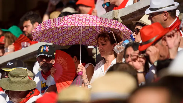 El tendido de la Plaza de toros de Pamplona en la tercera corrida de la Feria del toro. PABLO LASAOSA 11