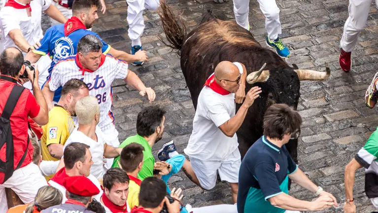Cuarto encierro de sanfermines con toros de Pedraza de Yeltes. Tramo de Telefónica (5). IÑIGO ALZUGARAY