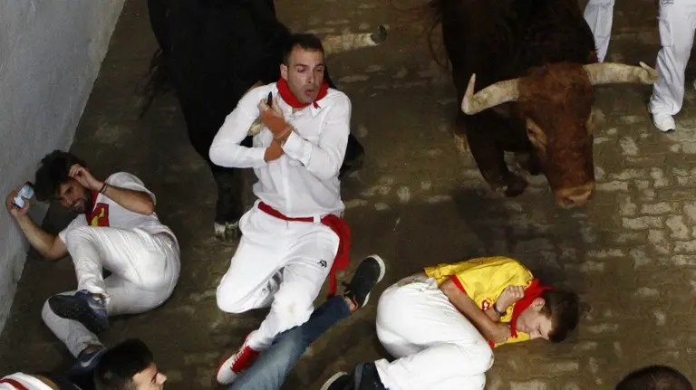 El mozo enganchado en el callejón por uno de los toros de Pedraza de Yeltes. EFE  Peio Hernández