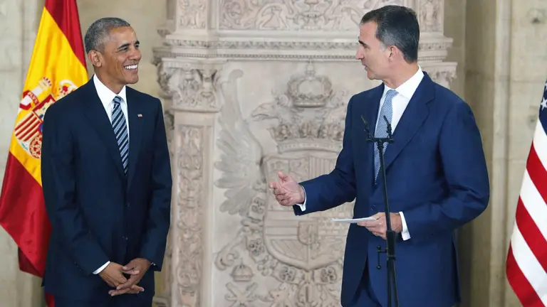 El rey Felipe VI, junto al presidente de EEUU, Barack Obama, a su llegada al salón de las Columnas del Palacio Real (Efe).