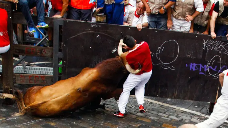 Cuarto encierro dde San Fermín con toros de Pedraza de Yeltes en la curva de Mercaderes. IGNACIO RUBIO (1)