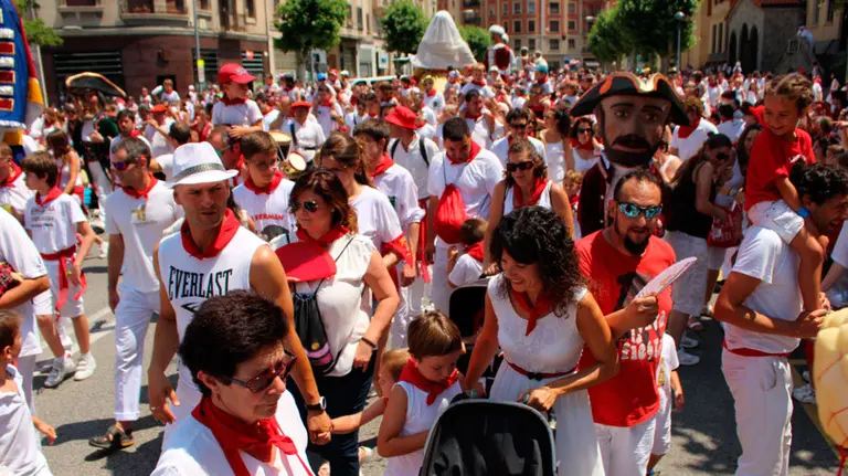 La Comparsa de Gigantes y Cabezudos baila y juega con los niños de Pamplona. S. REDíN (22)
