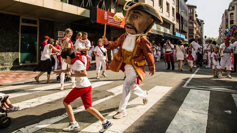 La Comparsa no se rinde ante el calor. Pamplona San Fermín 2016  MAITE H.MATEO52