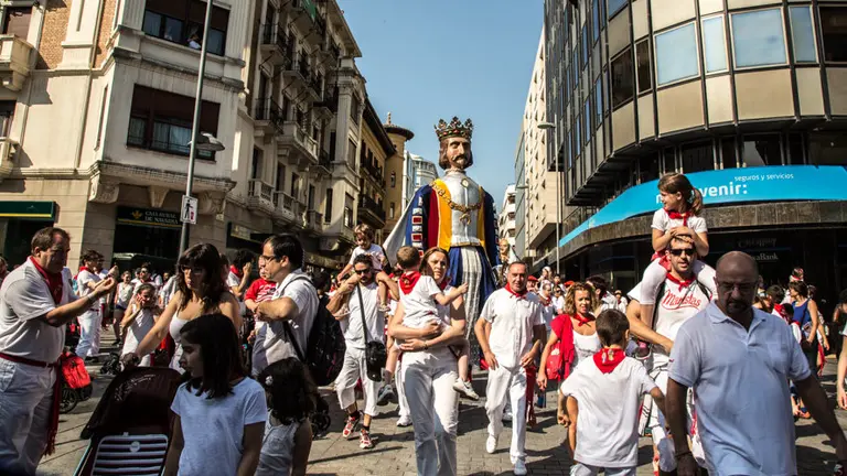 La Comparsa no se rinde ante el calor. Pamplona San Fermín 2016  MAITE H.MATEO56