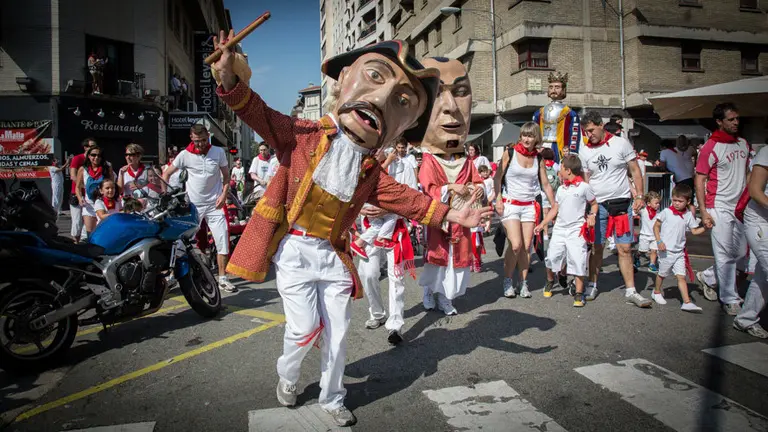 La Comparsa no se rinde ante el calor. Pamplona San Fermín 2016  MAITE H.MATEO62