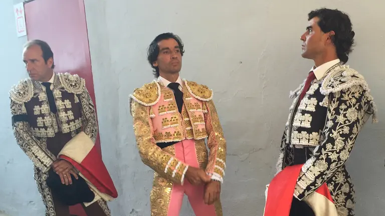 Curro Díaz, que tuvo que matar al toro que corneó fatalmente a Víctor Barrio, y su cuadrilla antes del paseíllo en Pamplona sólo un día después del trágico suceso. IÑIGO ALZUGARAY