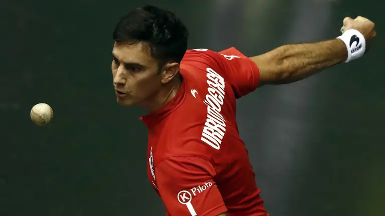 El pelotari Mikel Urrutikoetxea durante el torneo de San Fermín de pelota vasca, disputado esta tarde en el frontón Labrit de la capital Navarra. EFE/Javier Lizón