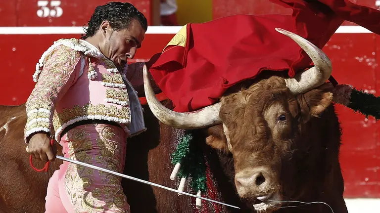 El diestro Ivan Fandiño da un pase con la muleta al primero de su lote durante la cuarta corrida de la Feria de San Fermín celebrada esta tarde en la plaza de toros de Pamplona, donde han compartido cartel Curro Díaz y Juan del Álamo. EFE/Jesús Diges