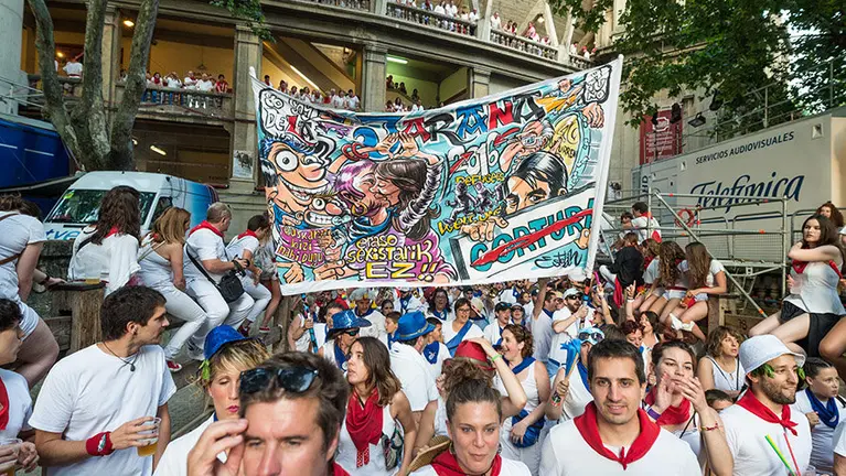 La fiesta durante la salida de las peñas de la plaza de toros de Pamplona en Sanfermines DANIEL FERNÁNDEZ (5)