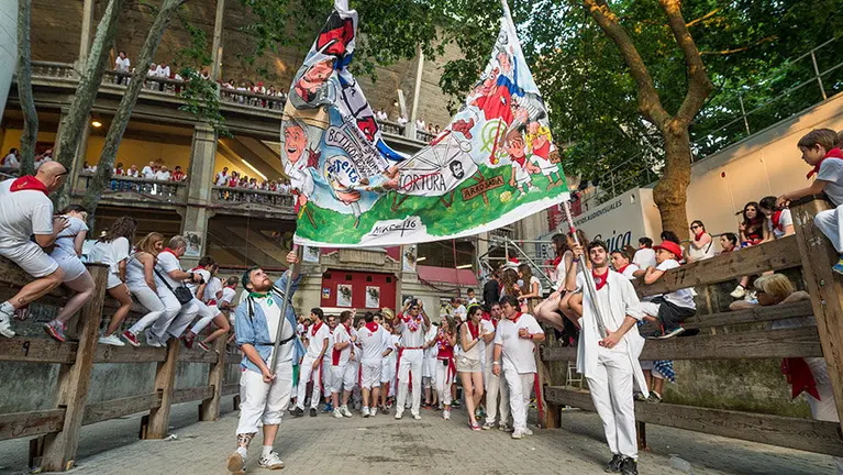 La fiesta durante la salida de las peñas de la plaza de toros de Pamplona en Sanfermines DANIEL FERNÁNDEZ (6)