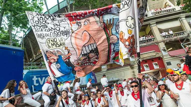 La fiesta durante la salida de las peñas de la plaza de toros de Pamplona en Sanfermines DANIEL FERNÁNDEZ (11)