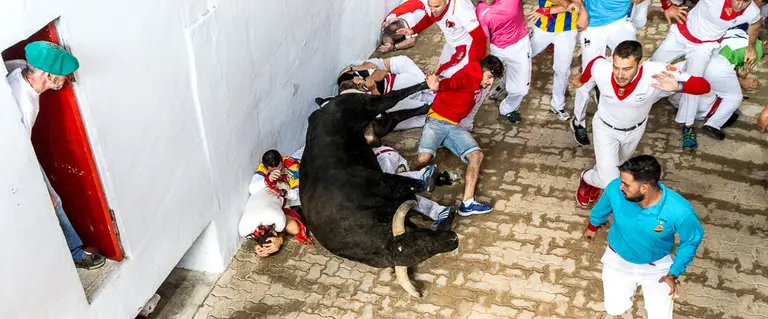 Portada. Quinto encierro de los Sanfermines con toros de Jandilla. Tramo del Callejón (1). IÑIGO ALZUGARAY