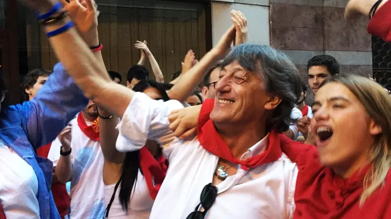 Enrique Martín, entrenador de Osasuna, dirige a La Pamplonesa en las Dianas