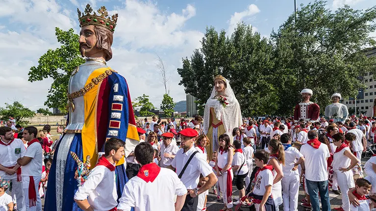 La Comparsa de Gigantes y Cabezudos de Pamplona visita la Meca. DANIEL FERNÁNDEZ (6)