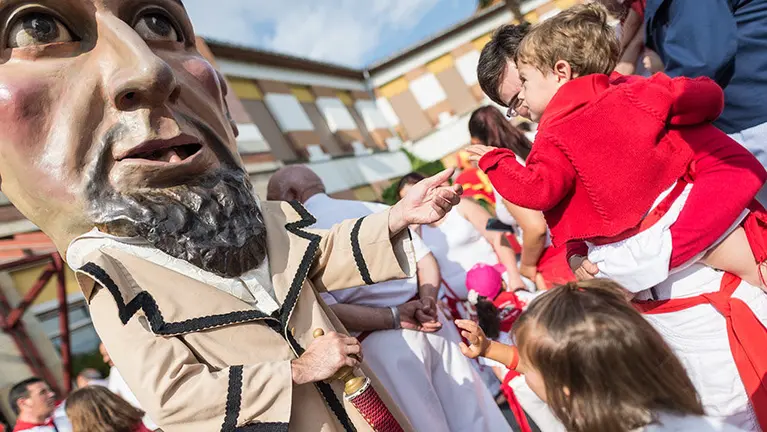 La Comparsa de Gigantes y Cabezudos de Pamplona visita la Meca. DANIEL FERNÁNDEZ (19)