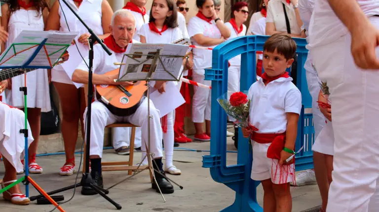 Las imágenes de la ofrenda floral de los niños a San Fermín. S. REDíN (2)