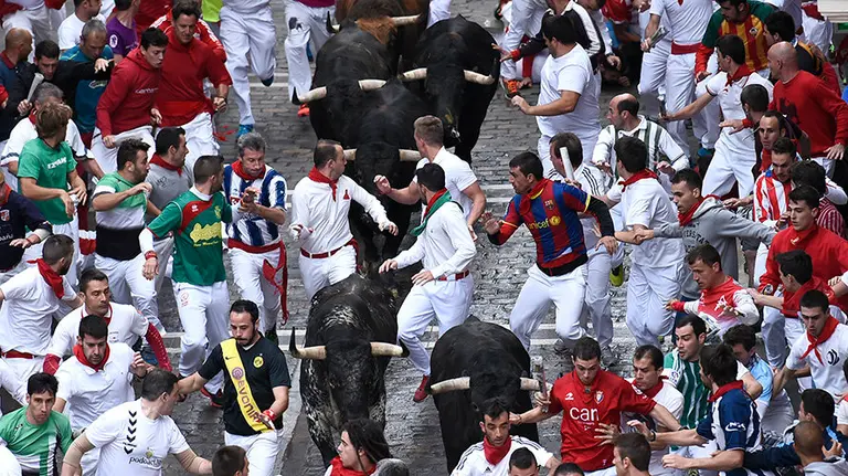Sexto encierro de los Sanfermines con toros de Victoriano del Río en Telefónica. PABLO LASAOSA 18 (2)