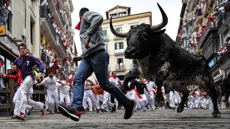 Participants run ahead of Victoriano del R’o's fighting bulls on the sixth day of the San Fermin bull run festival in Pamplona, Spain on July 12, 2016.//CIAMIKEL_011015928/Credit:Mikel Cia Da Riva/SIPA/1607121004 *** Local Caption *** 00764006