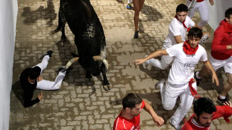 Sexto encierro con Toros de Victoriano del Río en la plaza de toros. JORGE NAGORE (8)