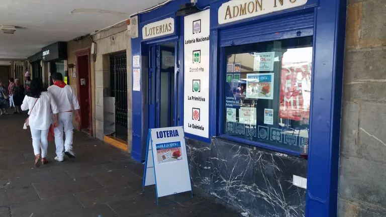 Ya se vende lotería de Navidad en plenos Sanfermines.