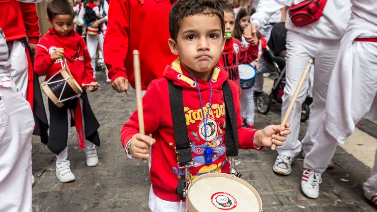 Los más pequeños disfrutando del Strundo Txiki de San Fermín. IÑIGO ALZUGARAY (9)