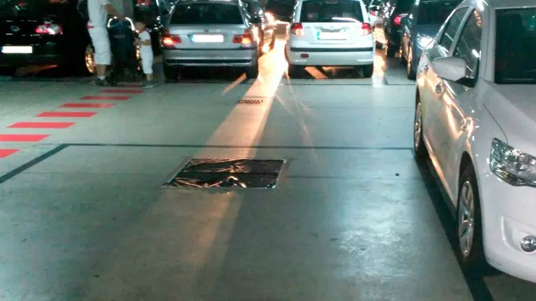 La Estación de Autobuses de Pamplona tapa las plazas reservadas para personas discapacitadas. Cocemfe