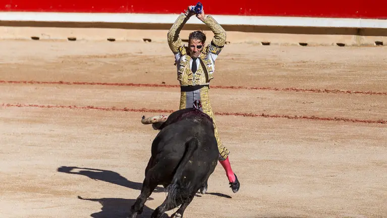 Corrida de la Feria de San Fermín con toros de Victoriano del Río Cortés para los toreros Juan José padilla, El Juli y López Simón (2). IÑIGO ALZUGARAY