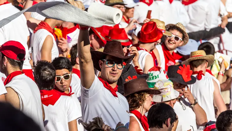Los tendidos de la plaza durante la corrida de la Feria de San Fermín con toros de Victoriano del Río Cortés (11). IÑIGO ALZUGARAY