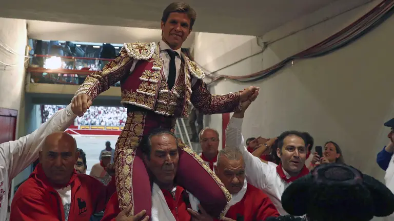 GRA453. PAMPLONA, 12/07/2016.- El diestro Julián López "El Juli" sale a hombros de la plaza de toros de Pamplona tras cortar dos orejas al segundo de su lote, al término del octavo festejo del abono de la Feria de San Fermín celebrado hoy en la capital navarra. EFE/Javier Lizón