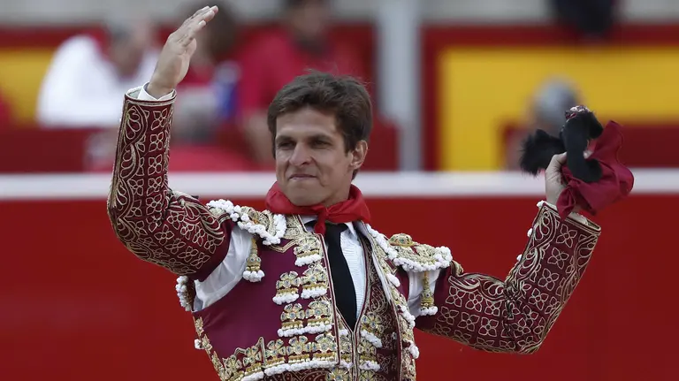 GRA478. PAMPLONA, 12/07/2016.- El diestro Julián López "El Juli" tras la lidia al segundo de su lote, al que cortó dos srejas, durante el octavo festejo del abono de la Feria de San Fermín celebrado hoy en la plaza de toros de Pamplona. EFE/Javier Lizón