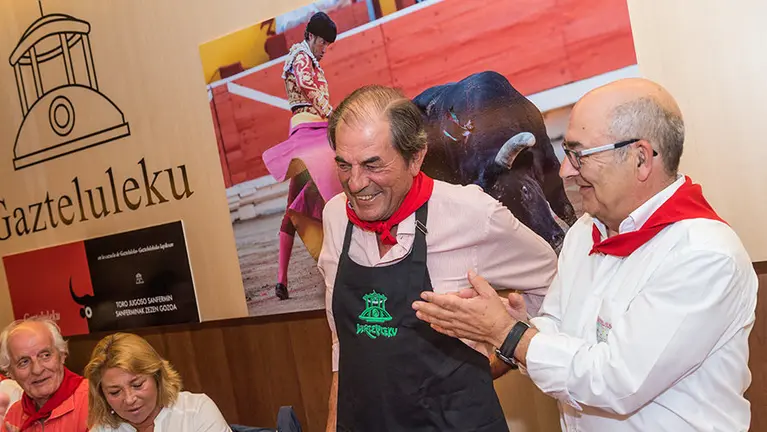 Antonio Miura recoge el premio al toro más jugoso de 2015 otorgado por Gazteluleku. DANIEL FERNÁNDEZ