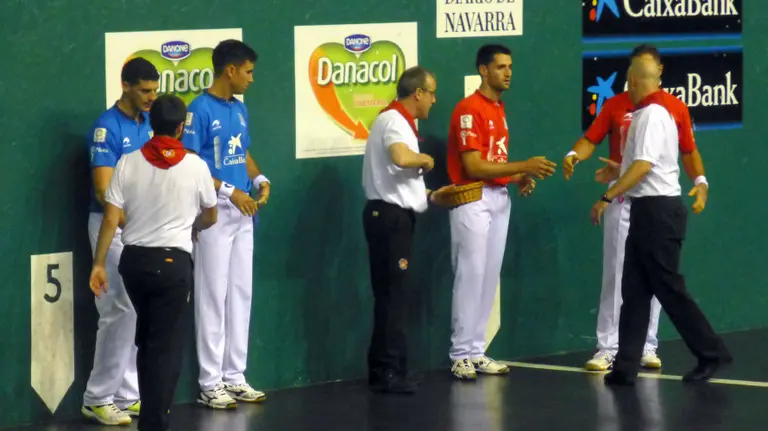 El protocolo previo al partido. Foto José mari Esparza.