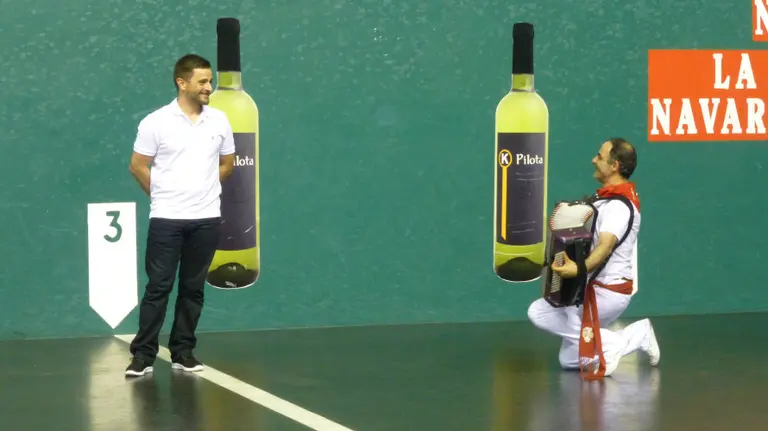 El Labrir cantó a Pablito a coro 'El Rey' en estos sanfermines. Foto José mari Esparza.