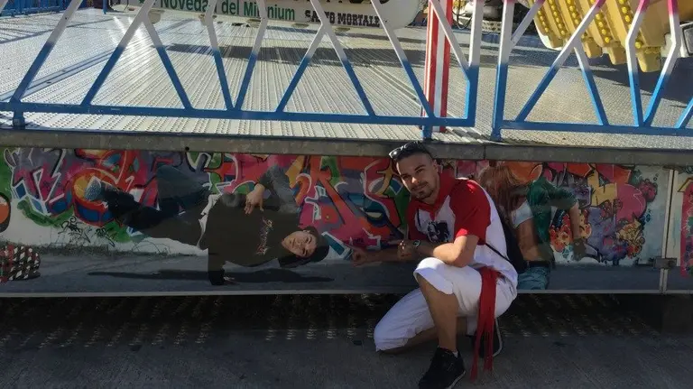 El joven pamplonés Adrián Cortázar posa con la foto con la que se encontró a los pies de la barraca 'Skater', instalada en el recinto ferial de estos Sanfermines de 2016.