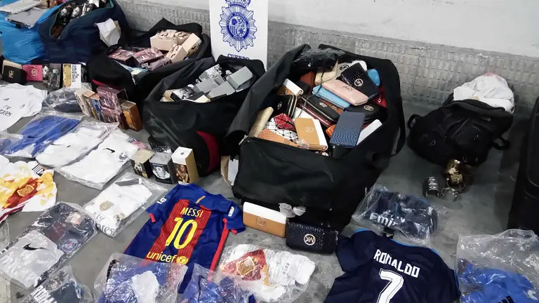 Incautación de productos falsificados por valor de mas de 20.000 euros.